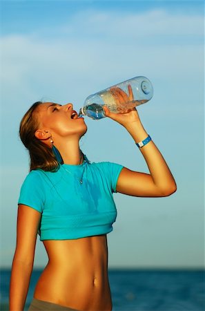 simsearch:400-04969467,k - Woman drinking water after jogging Photographie de stock - Aubaine LD & Abonnement, Code: 400-04677806