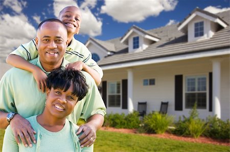 Attractive African American Family in Front of Beautiful House. Foto de stock - Super Valor sin royalties y Suscripción, Código: 400-04684301