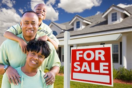 Happy and Attractive African American Family with For Sale Real Estate Sign and House. Foto de stock - Super Valor sin royalties y Suscripción, Código: 400-04684302