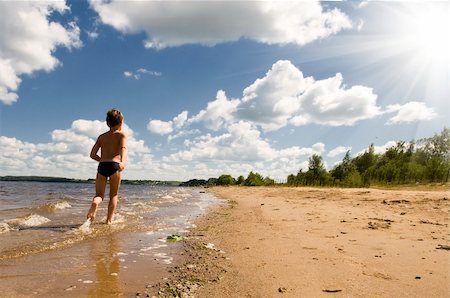 simsearch:400-04423521,k - young boy running at the beautiful beach of river Photographie de stock - Aubaine LD & Abonnement, Code: 400-04698703