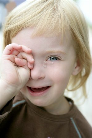 simsearch:400-04180936,k - Adorable blond little girl crying closeup portrait Photographie de stock - Aubaine LD & Abonnement, Code: 400-04704788