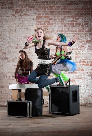 piano performance dress - Young all girl punk rock band performs in a warehouse Foto de stock - Super Valor sin royalties y Suscripción, Código: 400-04705156