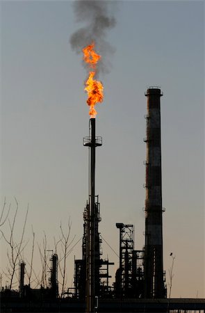 close up of industrial chimneys of oil industry production Photographie de stock - Aubaine LD & Abonnement, Code: 400-04709602