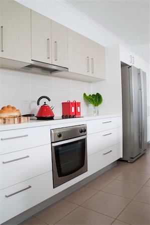 suburban kitchen - Kitchen in new modern townhouse Photographie de stock - Aubaine LD & Abonnement, Code: 400-04703626