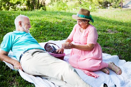 simsearch:400-04208630,k - Senior couple enjoys a romantic picnic in the park. Stock Photo - Budget Royalty-Free & Subscription, Code: 400-04715593