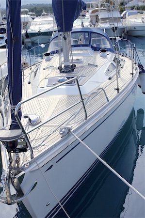 simsearch:400-04793526,k - bow saiboat view white hull teak wood deck moored in marina port Stock Photo - Budget Royalty-Free & Subscription, Code: 400-04718047