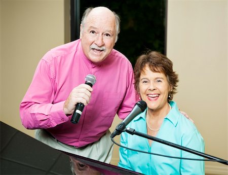 piano playing and singer - Talented senior couple sings and plays piano. Photographie de stock - Aubaine LD & Abonnement, Code: 400-04710150