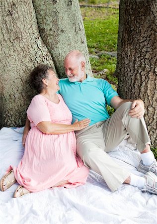simsearch:400-04208630,k - Senior couple on a romantic date in the park.  Vertical view, full body. Stock Photo - Budget Royalty-Free & Subscription, Code: 400-04724708