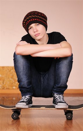 The teenager with a skateboard and in a hat Stock Photo - Budget Royalty-Free & Subscription, Code: 400-04728796