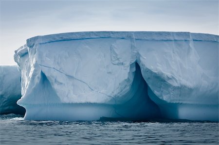 simsearch:400-04264043,k - Antarctic iceberg in the snow Foto de stock - Super Valor sin royalties y Suscripción, Código: 400-04729889