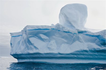 simsearch:400-04264043,k - Antarctic iceberg in the snow Foto de stock - Super Valor sin royalties y Suscripción, Código: 400-04729890