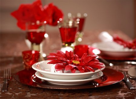 simsearch:400-05693119,k - Luxury place setting in red and white  for Christmas or other event Stock Photo - Budget Royalty-Free & Subscription, Code: 400-04722954