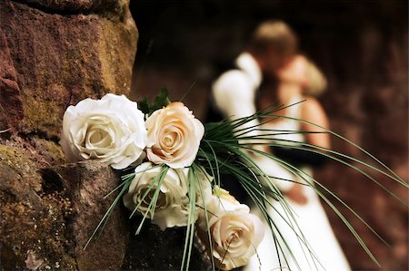 Wedding in a castle with romantic white roses Photographie de stock - Aubaine LD & Abonnement, Code: 400-04737259