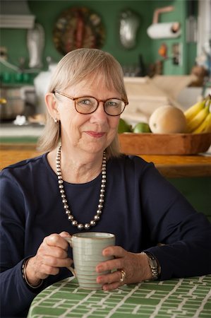 elder woman table - Senior woman at home with coffee or tea Photographie de stock - Aubaine LD & Abonnement, Code: 400-04744717