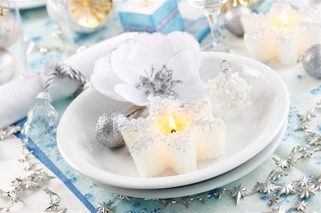 simsearch:400-05693119,k - Luxury place setting in white  for Christmas or other event Stock Photo - Budget Royalty-Free & Subscription, Code: 400-04745552