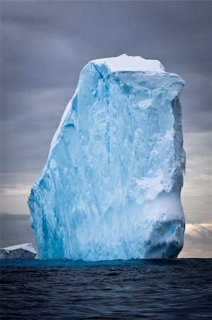 simsearch:400-04264043,k - Antarctic iceberg in the snow Foto de stock - Super Valor sin royalties y Suscripción, Código: 400-04746009