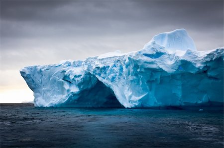 simsearch:400-04264043,k - Antarctic iceberg in the snow Foto de stock - Super Valor sin royalties y Suscripción, Código: 400-04746016