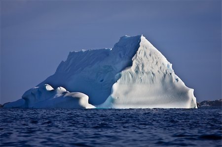 simsearch:400-04264043,k - Antarctic iceberg in the snow Foto de stock - Super Valor sin royalties y Suscripción, Código: 400-04747904
