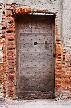 simsearch:400-07257534,k - Old door made of wood, abandoned building entrance, Italy Stock Photo - Budget Royalty-Free & Subscription, Code: 400-04749201