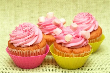 simsearch:400-04764403,k - Fresh vanilla cupcakes in pink cups with strawberry icing and marshmallows on decorative background Stock Photo - Budget Royalty-Free & Subscription, Code: 400-04754463