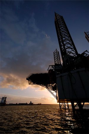 Silhouette of a vertical oil rig close to Esbjerg harbour in Denmark. Foto de stock - Super Valor sin royalties y Suscripción, Código: 400-04758862