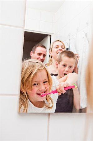 simsearch:400-04151137,k - Family brushing teeths in the bathroom Photographie de stock - Aubaine LD & Abonnement, Code: 400-04751008