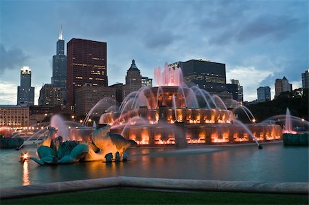 Chicago panorama with Buckingham Fountain in the foreground. Stock Photo - Budget Royalty-Free & Subscription, Code: 400-04753875