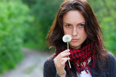 simsearch:400-04399510,k - Girl holding in her hand a white dandelion Stock Photo - Budget Royalty-Free & Subscription, Code: 400-04753968