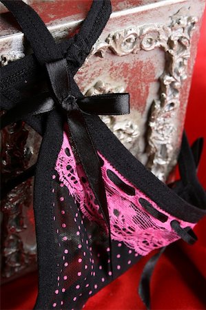 Pink and black valentine lingerie hanging on a silver box Photographie de stock - Aubaine LD & Abonnement, Code: 400-04767697