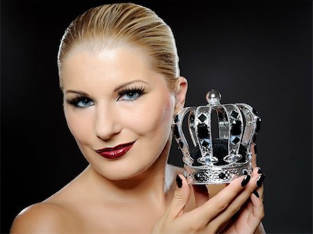 elegant queen female face with red shiny lips and black eye makeup. close-up. Photographie de stock - Aubaine LD & Abonnement, Code: 400-04768729