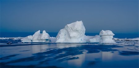 simsearch:400-04264043,k - Antarctic iceberg in the snow Foto de stock - Super Valor sin royalties y Suscripción, Código: 400-04769093