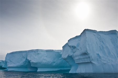 simsearch:400-04264043,k - Antarctic iceberg in the snow Foto de stock - Super Valor sin royalties y Suscripción, Código: 400-04769110