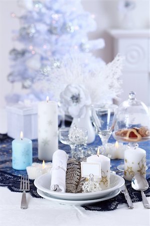 simsearch:400-05693119,k - Place setting for Christmas in white  with white Christmas tree Stock Photo - Budget Royalty-Free & Subscription, Code: 400-04763336