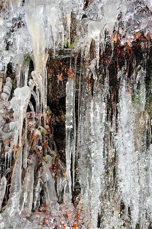 Icicles hanging from the river,rock and branches Photographie de stock - Aubaine LD & Abonnement, Code: 400-04775102