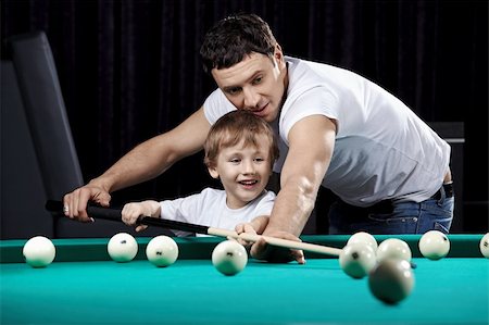 pool kids - The young man learns the little boy to play billiards Foto de stock - Super Valor sin royalties y Suscripción, Código: 400-04779267