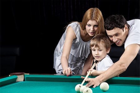 pool kids - Young parents prompt to the boy how to play billiards Foto de stock - Super Valor sin royalties y Suscripción, Código: 400-04779268