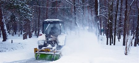 simsearch:400-07215754,k - Tractor cleaning snow in winter Park Foto de stock - Super Valor sin royalties y Suscripción, Código: 400-04772607
