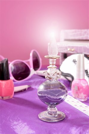 barbie style fashion makeup vanity dressing table pink and purple still photo Foto de stock - Super Valor sin royalties y Suscripción, Código: 400-04773984