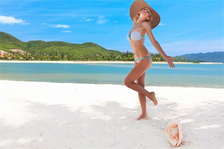 simsearch:400-05328142,k - Beautiful woman in bikini on the beach Stock Photo - Budget Royalty-Free & Subscription, Code: 400-04784301