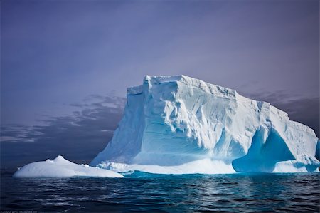 simsearch:400-04264043,k - Antarctic iceberg in the snow Foto de stock - Super Valor sin royalties y Suscripción, Código: 400-04780927