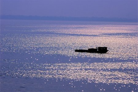 simsearch:400-06408905,k - Silhouette of a filshing boat in lake at sunset Stock Photo - Budget Royalty-Free & Subscription, Code: 400-04791042