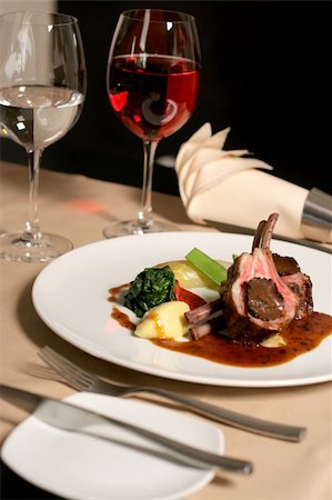 simsearch:400-04684204,k - restaurant table with a plate of lamb meal Photographie de stock - Aubaine LD & Abonnement, Code: 400-04807047