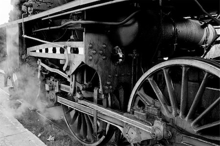 simsearch:400-04992228,k - Close up of the wheels and suspension of the old steam engine Foto de stock - Super Valor sin royalties y Suscripción, Código: 400-04807301