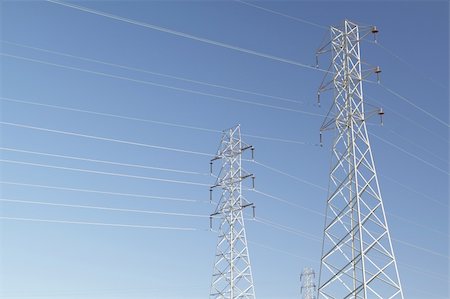 High voltage power lines over blue sky Photographie de stock - Aubaine LD & Abonnement, Code: 400-04808174