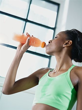 simsearch:400-04969467,k - young african american woman in sportswear with energy drink in gym. Vertical shape, waist up, copy space Photographie de stock - Aubaine LD & Abonnement, Code: 400-04811320