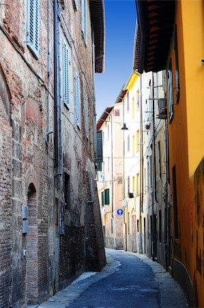 simsearch:400-06530910,k - Narrow Alley With Old Buildings In Italian City of Pisa Stock Photo - Budget Royalty-Free & Subscription, Code: 400-04812492