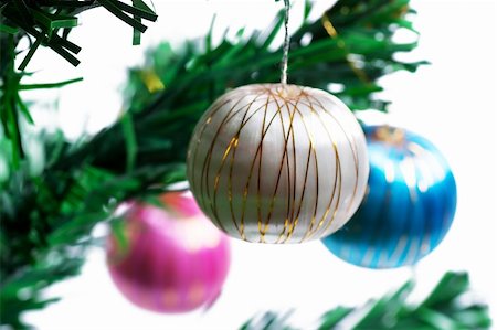 ribbon curl white background gold - Christmas decorations on a brach of manufactured christmas tree Foto de stock - Super Valor sin royalties y Suscripción, Código: 400-04820592