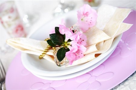 simsearch:400-05693119,k - Luxury place setting in pink and white Stock Photo - Budget Royalty-Free & Subscription, Code: 400-04834884