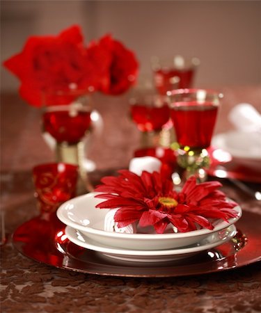 simsearch:400-05693119,k - Luxury place setting in red and white  for Christmas or other event Stock Photo - Budget Royalty-Free & Subscription, Code: 400-04834883