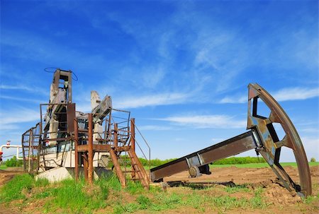 abandoned oil pump jack in field Stock Photo - Budget Royalty-Free & Subscription, Code: 400-04835214